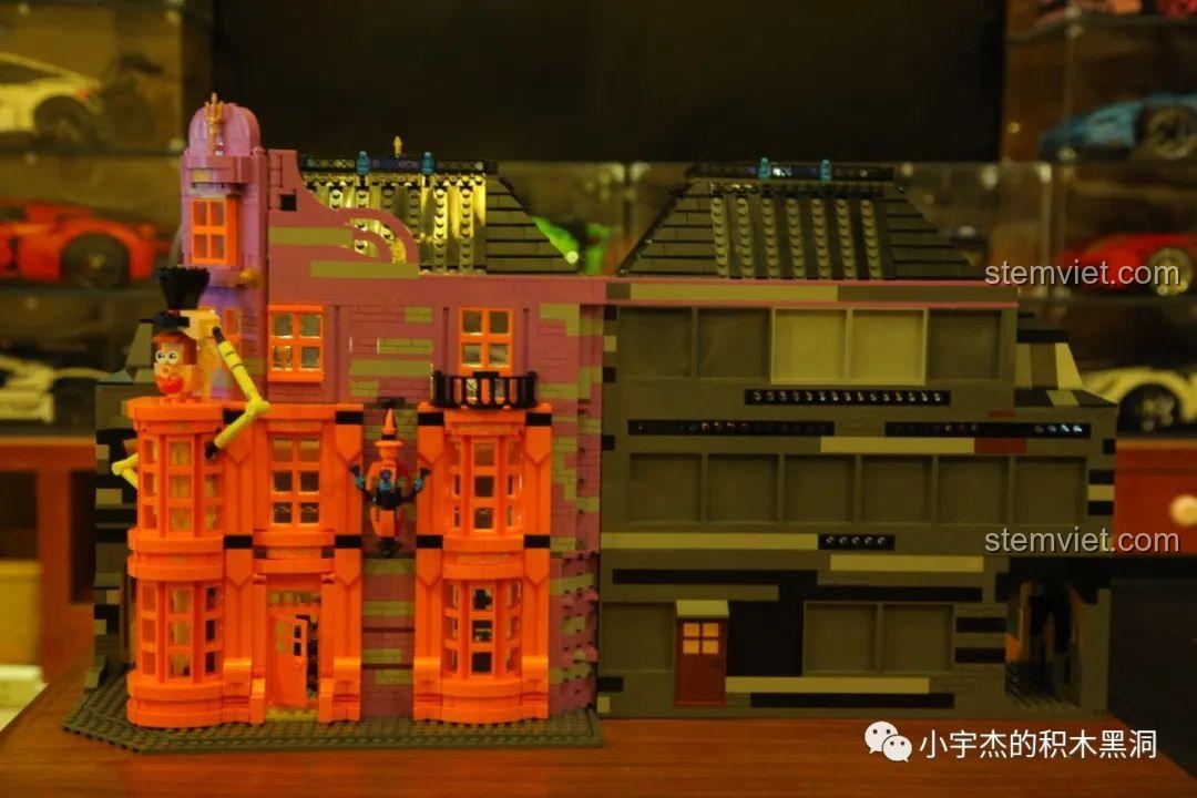 Mô hình Cửa hàng phép thuật ở Hẻm Xéo lung linh với đèn LED khi tắt đèn phòng.