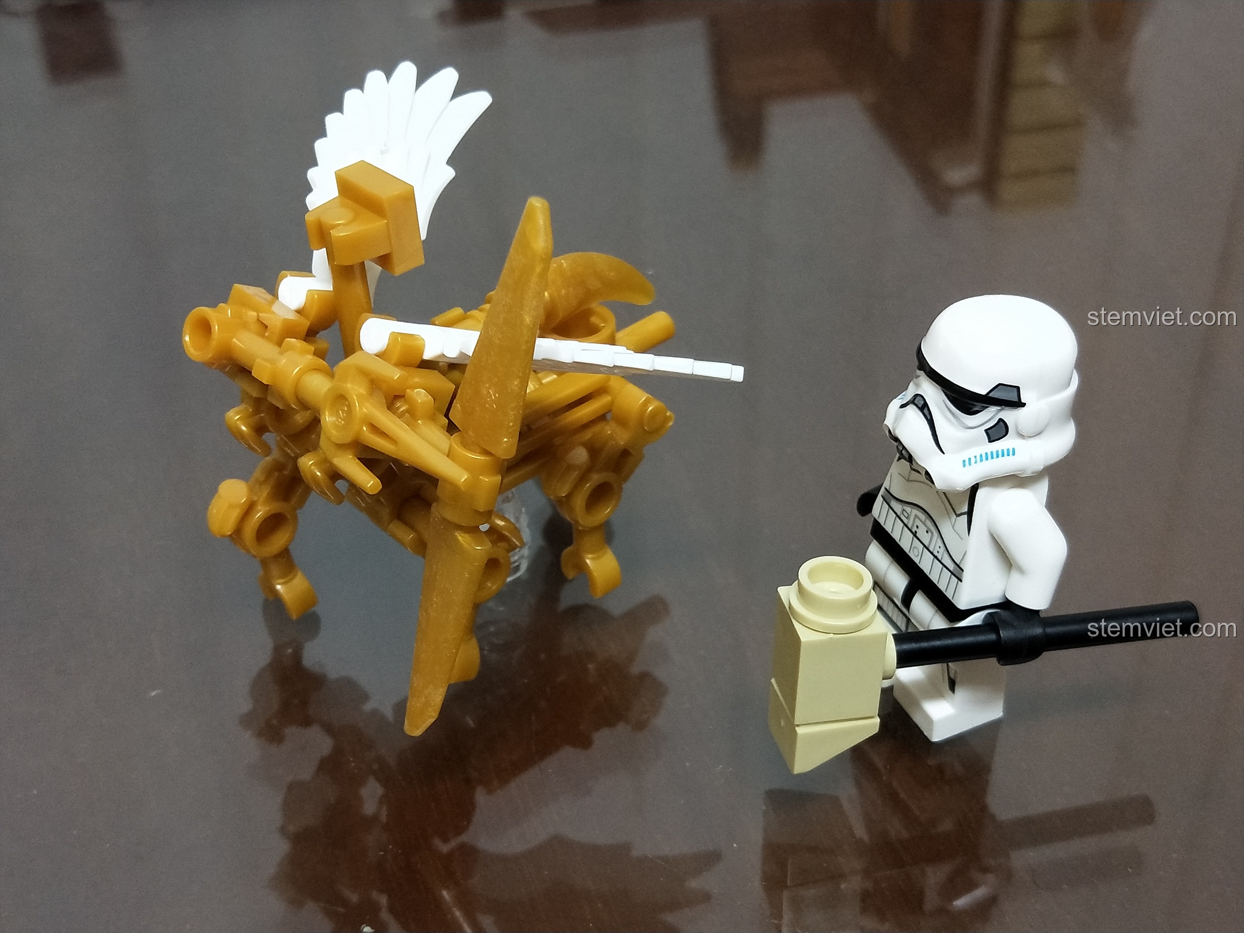 Điểm nhấn của tầng 2: mô hình cung Nhân Mã (Sagittarius) bằng vàng cực kỳ ấn tượng.