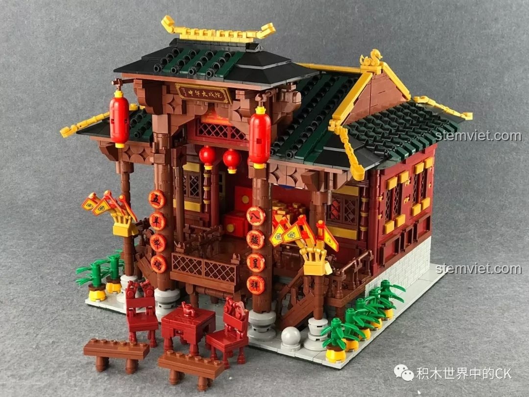 Mô hình Đại Hí Viện Phố Tàu hoàn chỉnh với các phụ kiện bàn ghế và cây cảnh.