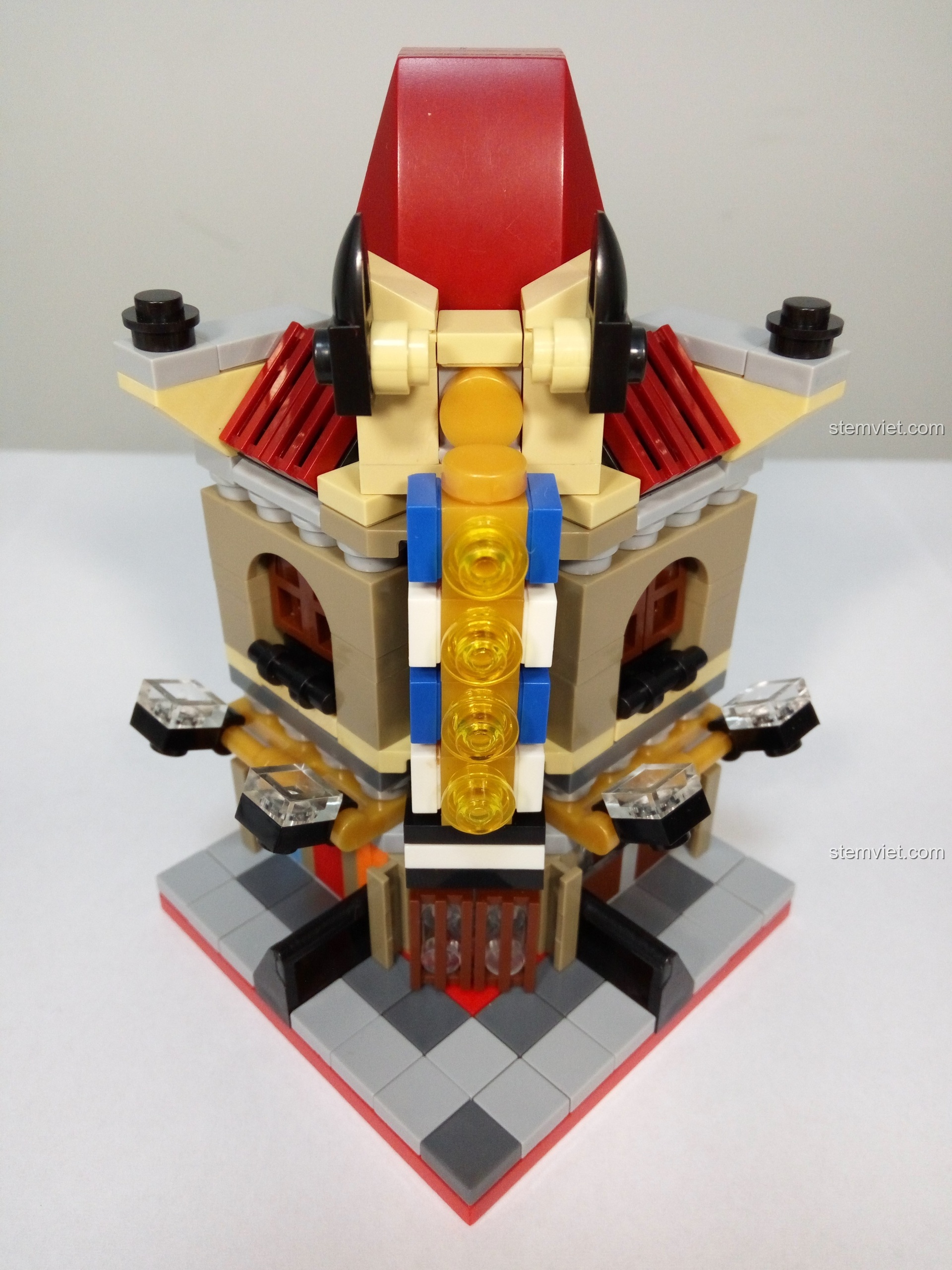 Mô hình Decool 1114 Rạp Hát Lớn Mini đã lắp ráp hoàn chỉnh, nhìn từ phía trước với các chi tiết trang trí vàng.