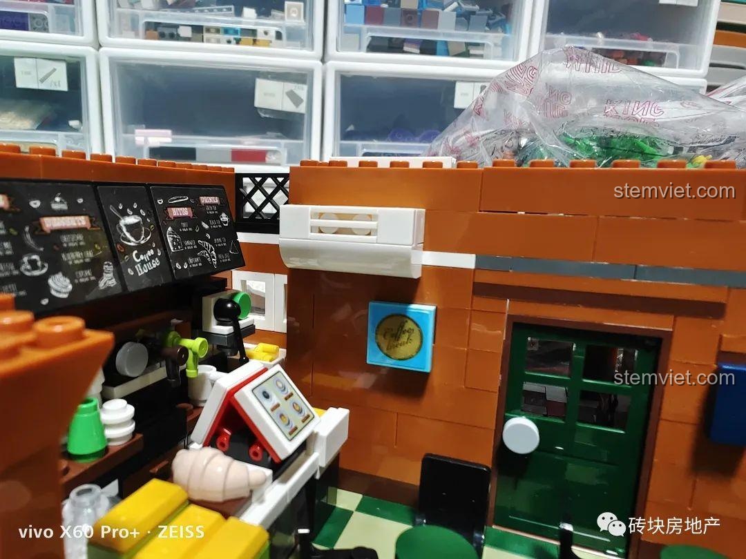 Cận cảnh mô hình chiếc điều hòa nhỏ được lắp trên tường của quán cà phê Mould King 16004.