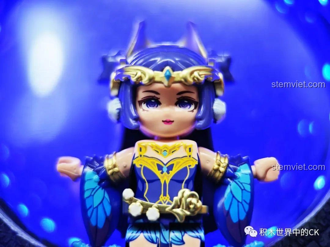 Mô hình hoàn chỉnh bộ lắp ráp Keeppley K21103 Điêu Thuyền Giấc Mơ Đêm Hè dưới ánh sáng lung linh, hiệu ứng huyền ảo.