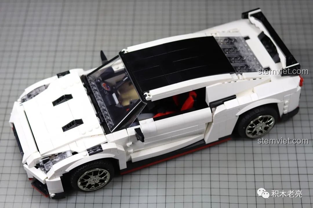 Mô hình xe đua Nissan GTR R35 lắp ráp Double Eagle 61020 màu trắng đã hoàn thiện, góc nhìn ngang bên phải.