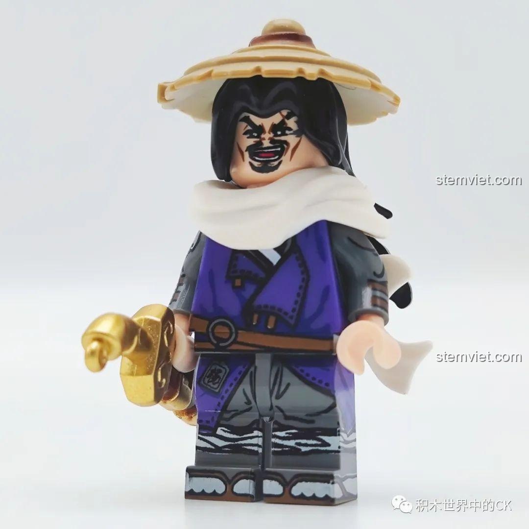 Mô hình Dương Chí Decool 10804 hoàn chỉnh đứng trên đế trưng bày với rương báu và giá vũ khí.