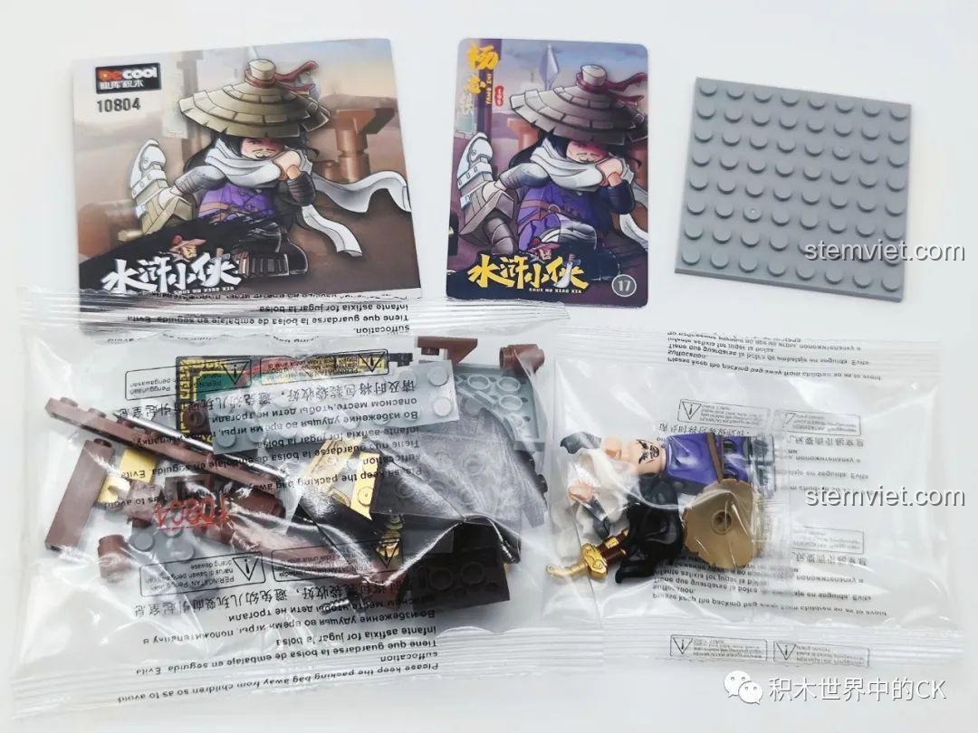 Góc nghiêng của minifigure Dương Chí Decool 10804, thể hiện chi tiết vũ khí Kim Hoa Phách Long Đao.