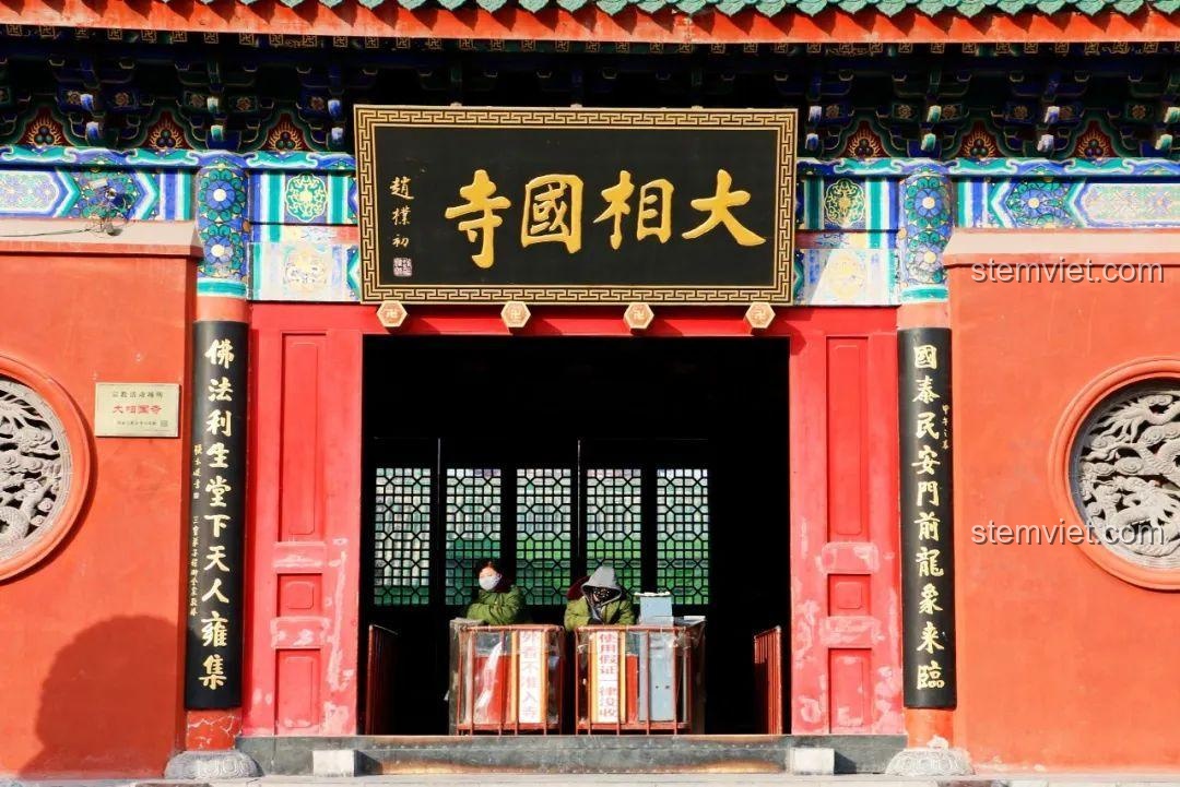 Minifigure Dương Chí Thanh Diện Thú đã lắp ráp hoàn chỉnh từ bộ đồ chơi Decool 10804, với nón lá, khăn choàng và Kim Hoa Phách Long Đao.