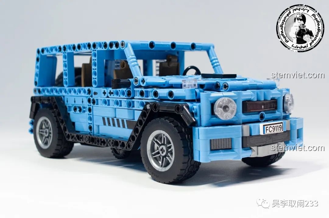 Góc nhìn phía trước của mô hình Xe Địa Hình Biến Robot Xanh FC9119, khoe trọn các chi tiết đầu xe.