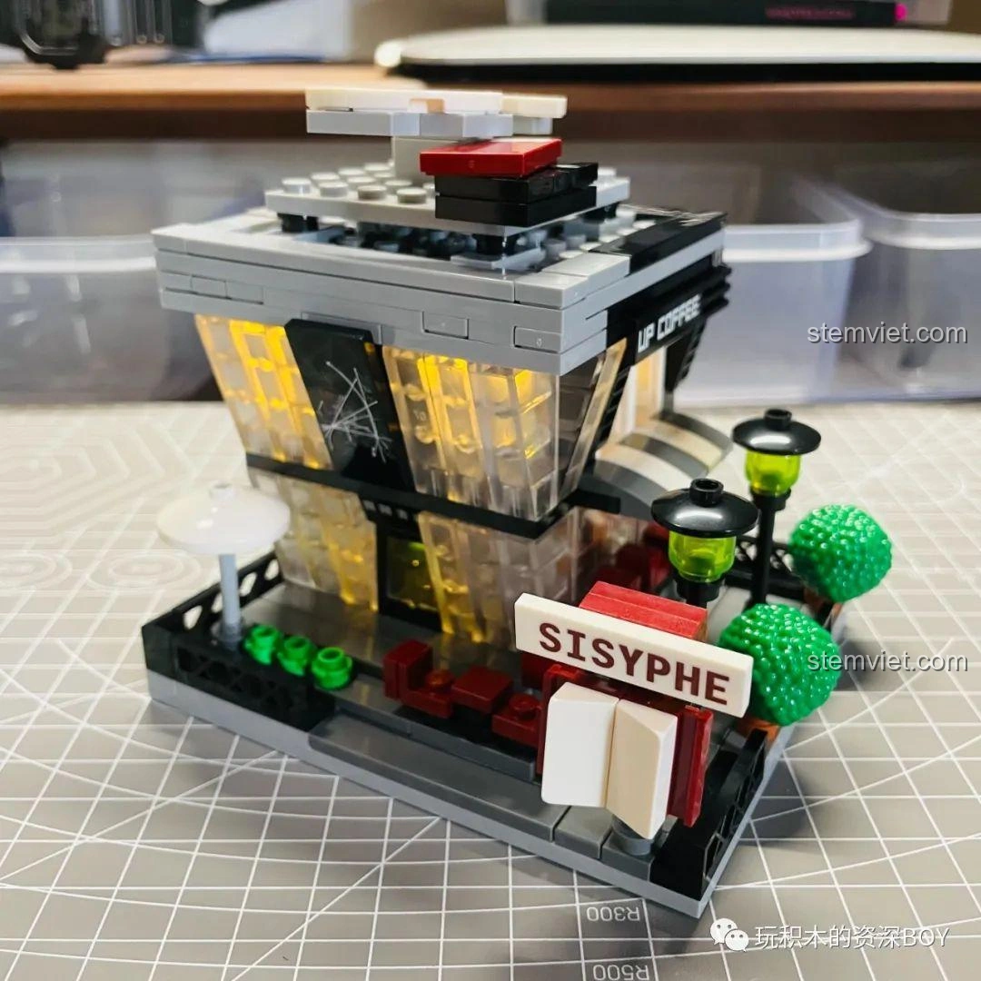 Mô hình hiệu sách Winwill Books SEMBO 601151 sau khi hoàn thành và bật đèn LED, tạo hiệu ứng ánh sáng ấm áp và đẹp mắt.