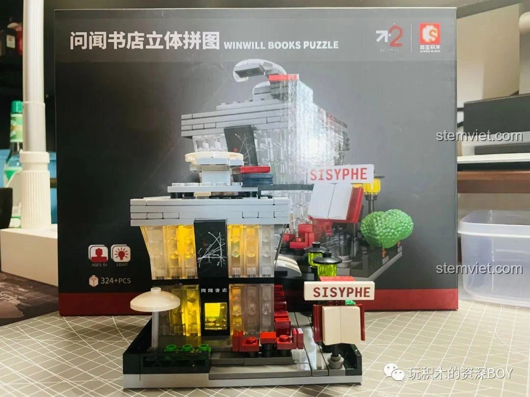 Mô hình hiệu sách Winwill Books SEMBO 601151 đã hoàn thành, đặt cạnh hộp sản phẩm, sẵn sàng để trưng bày hoặc làm quà tặng.