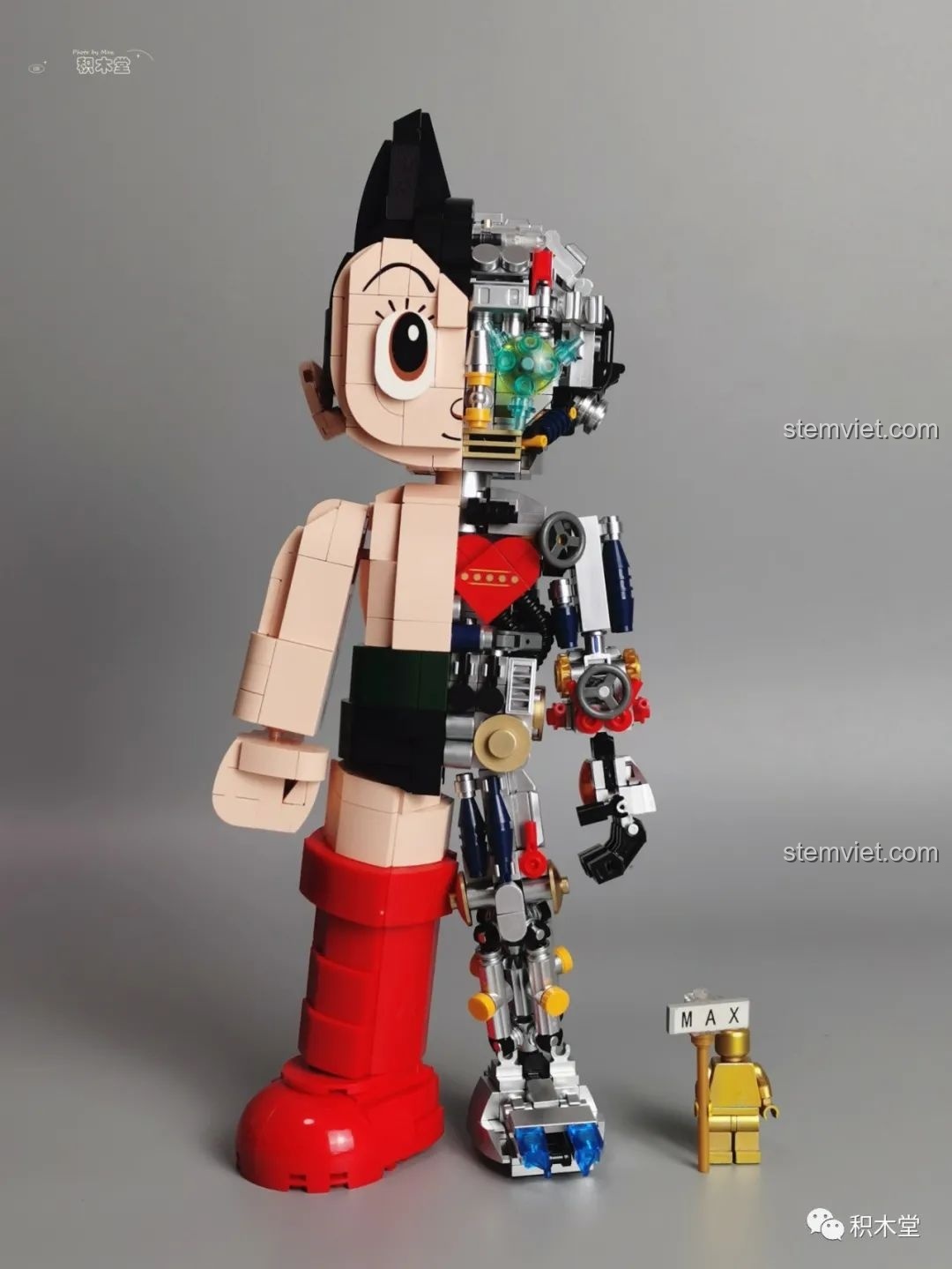 Mô hình Astro Boy gần hoàn thiện sau khi được gắn đầu vào thân.