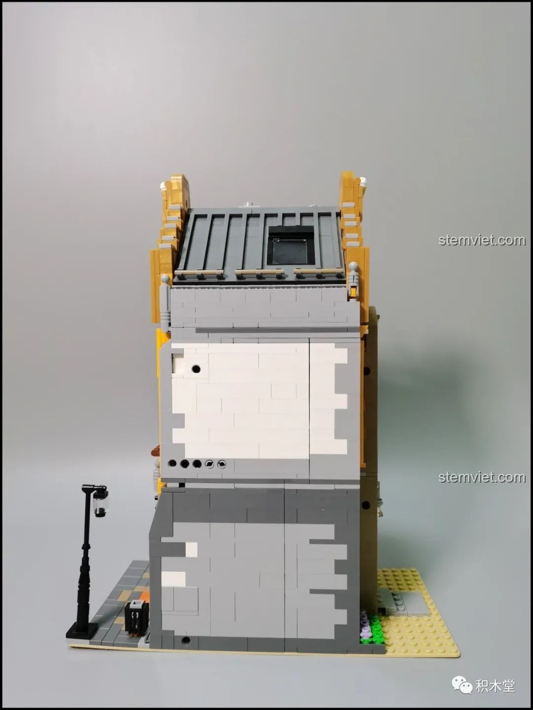 Góc nhìn nghiêng của mô hình Leier 10003 hoàn chỉnh, thể hiện chiều sâu và các chi tiết kiến trúc bên hông.