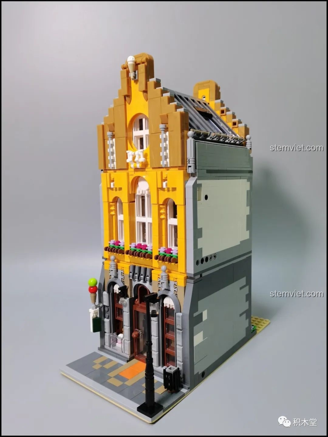 Mô hình Leier 10003 Cửa Hàng Kem hoàn chỉnh, nhìn từ mặt trước, một tác phẩm kiến trúc đường phố tuyệt đẹp.