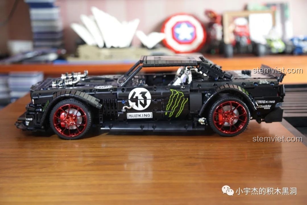 Mô hình Ford Mustang Hoonicorn V2 13108 hoàn chỉnh, nhìn từ góc nghiêng bên hông.