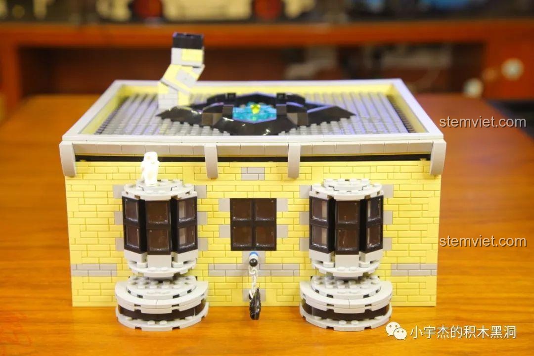 Mô hình Cửa hàng Đũa phép Ollivanders 16038 sau khi lắp ráp hoàn chỉnh.