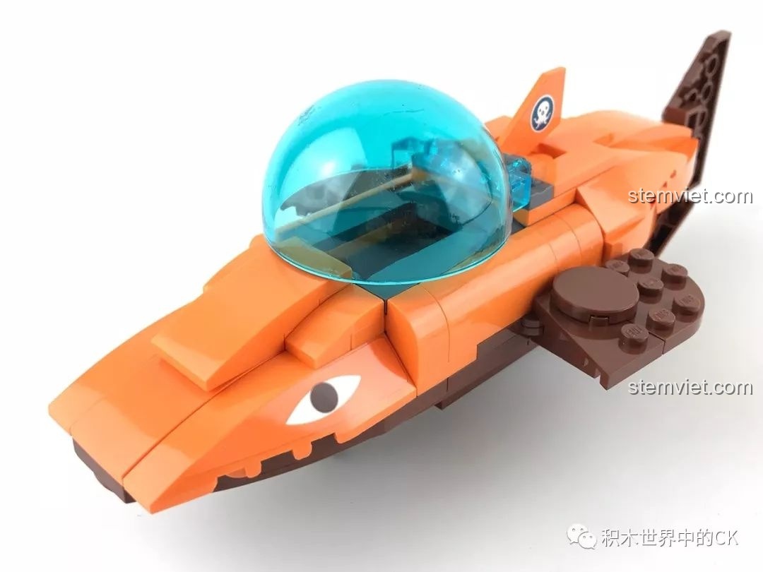 Mô hình Tàu Cá Mập Hổ QMAN 3701 sau khi lắp ráp hoàn chỉnh, màu cam nổi bật và thiết kế chắc chắn.