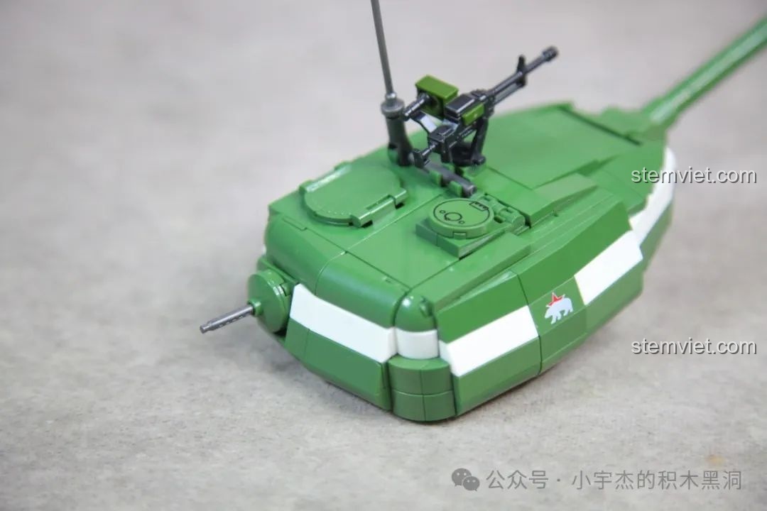 Mô hình xe tăng IS-2 Quan Guan 100249 hoàn chỉnh, góc nhìn từ bên hông, rất hầm hố.