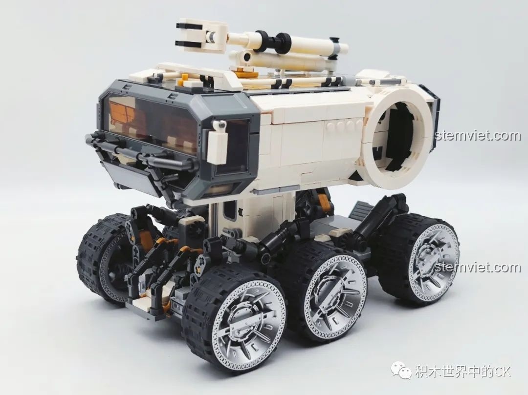 Mô hình Xe Căn Cứ Di Động Mặt Trăng SEMBO 107104 hoàn chỉnh với 6 bánh xe lớn và thân xe chi tiết.