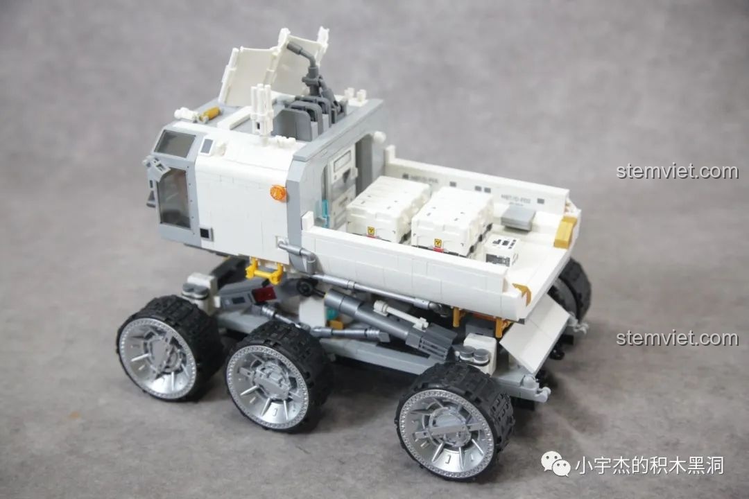 Mô hình Xe Vận Tải Mặt Trăng SEMBO 107105 hoàn chỉnh, sẵn sàng cho việc trưng bày.