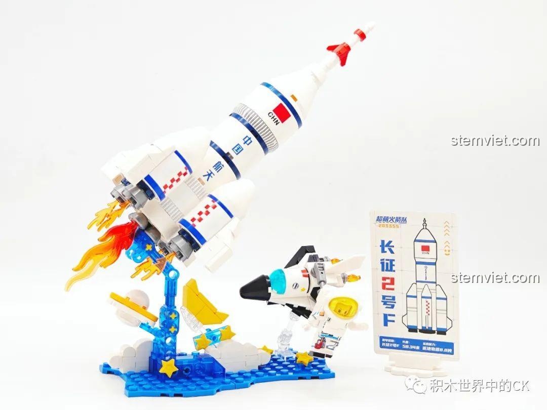 Mô hình hoàn chỉnh của bộ Sembo 203355 Tên lửa Trường Chinh 2F, với tên lửa, tàu con thoi và phi hành gia.