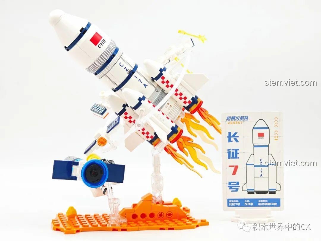 Mô hình hoàn chỉnh của bộ Sembo 203357 Tên lửa Trường Chinh 7, với tên lửa, vệ tinh và phi hành gia.