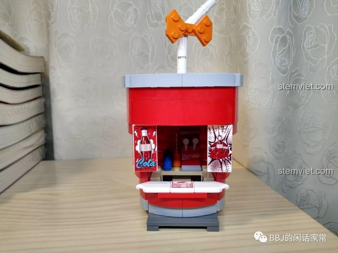 Mô hình hoàn chỉnh nhìn từ phía trước của bộ đánh giá Sembo 601056 Cửa hàng đồ uống hình cốc Coca-Cola.