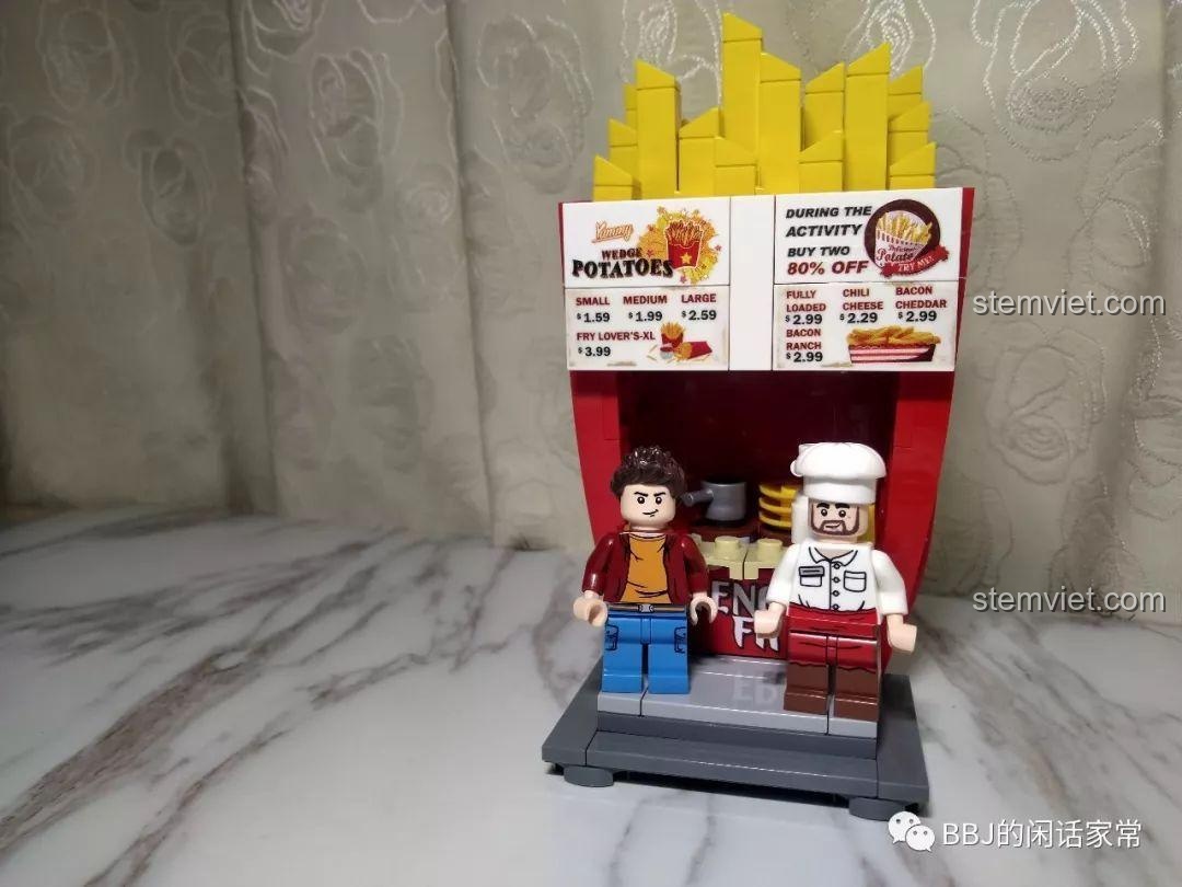 Mô hình tiệm khoai tây chiên Sembo 601058 hoàn chỉnh với hai nhân vật minifigure đầu bếp và khách hàng.