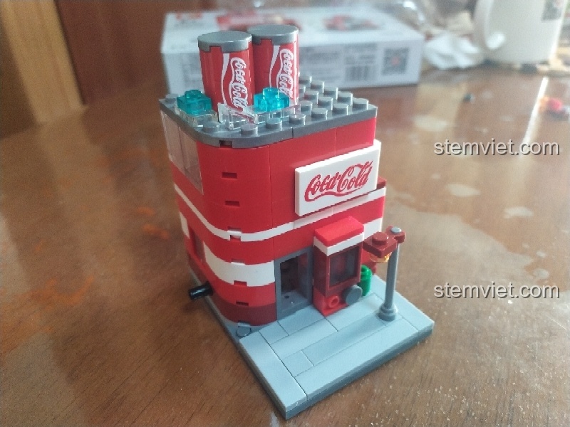 Mô hình Cửa hàng nước ngọt Coca-Cola SD6024 hoàn chỉnh với các chi tiết lon nước ngọt trên nóc nhà.