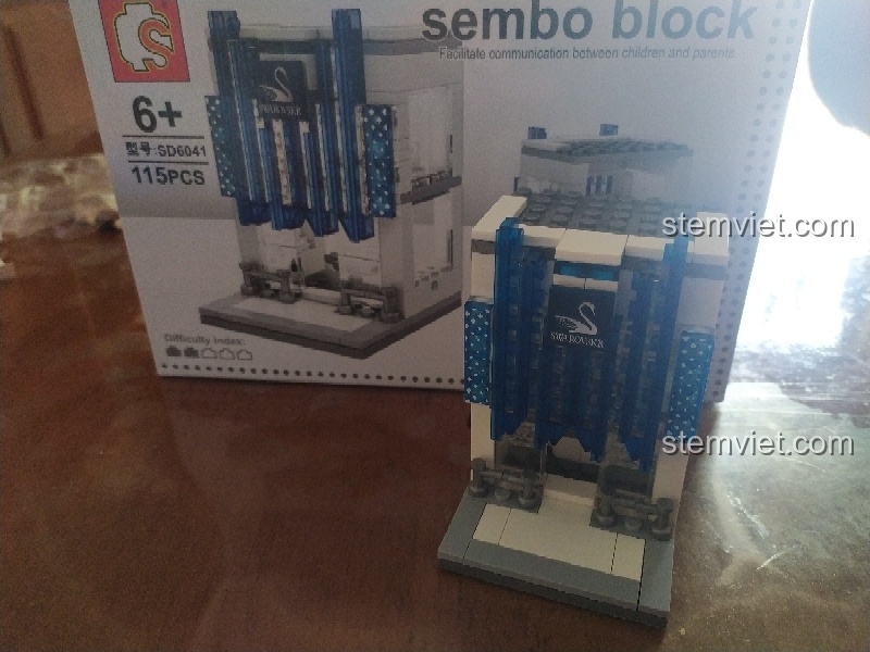 Mô hình Cửa hàng trang sức SEMBO SD6041 hoàn chỉnh đặt cạnh vỏ hộp, khoe vẻ đẹp hiện đại.