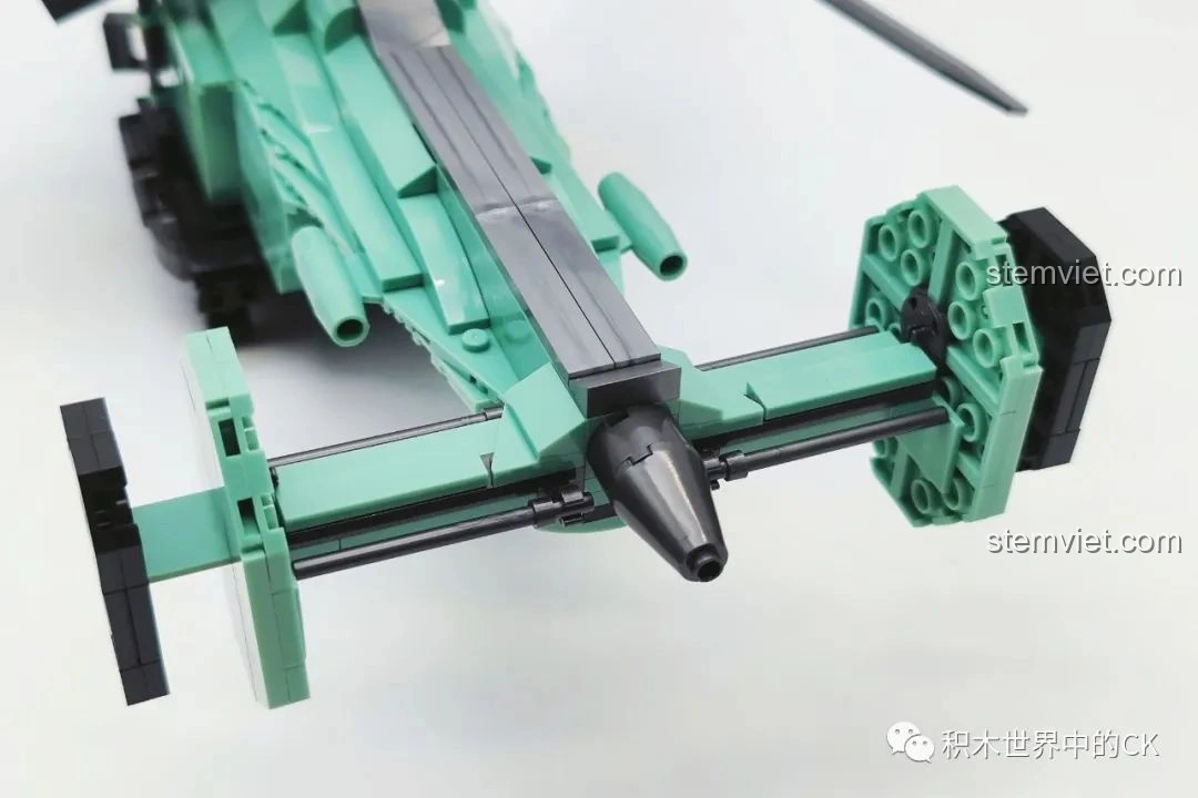 Mô hình JIESTAR 58008 Trực thăng hai cánh quạt hoàn chỉnh, nhìn từ góc phía trước, sẵn sàng cho trưng bày.