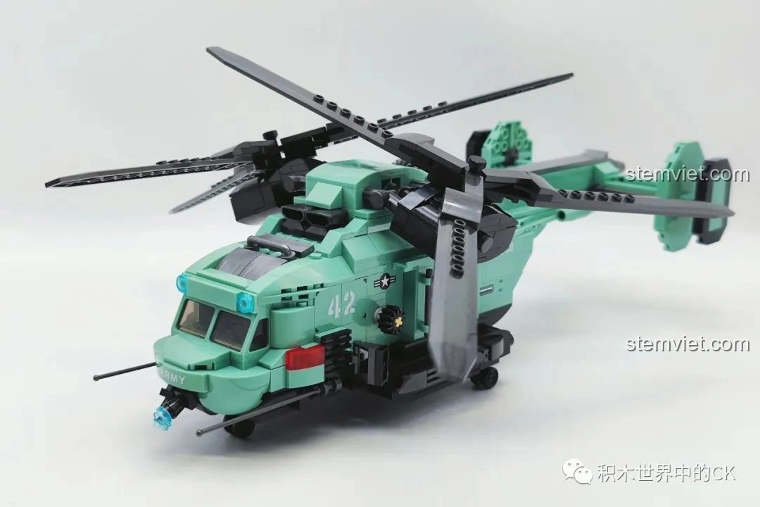 Mô hình hoàn chỉnh của JIESTAR 58008 Trực thăng hai cánh quạt màu xanh quân sự, nhìn từ góc phía trước.