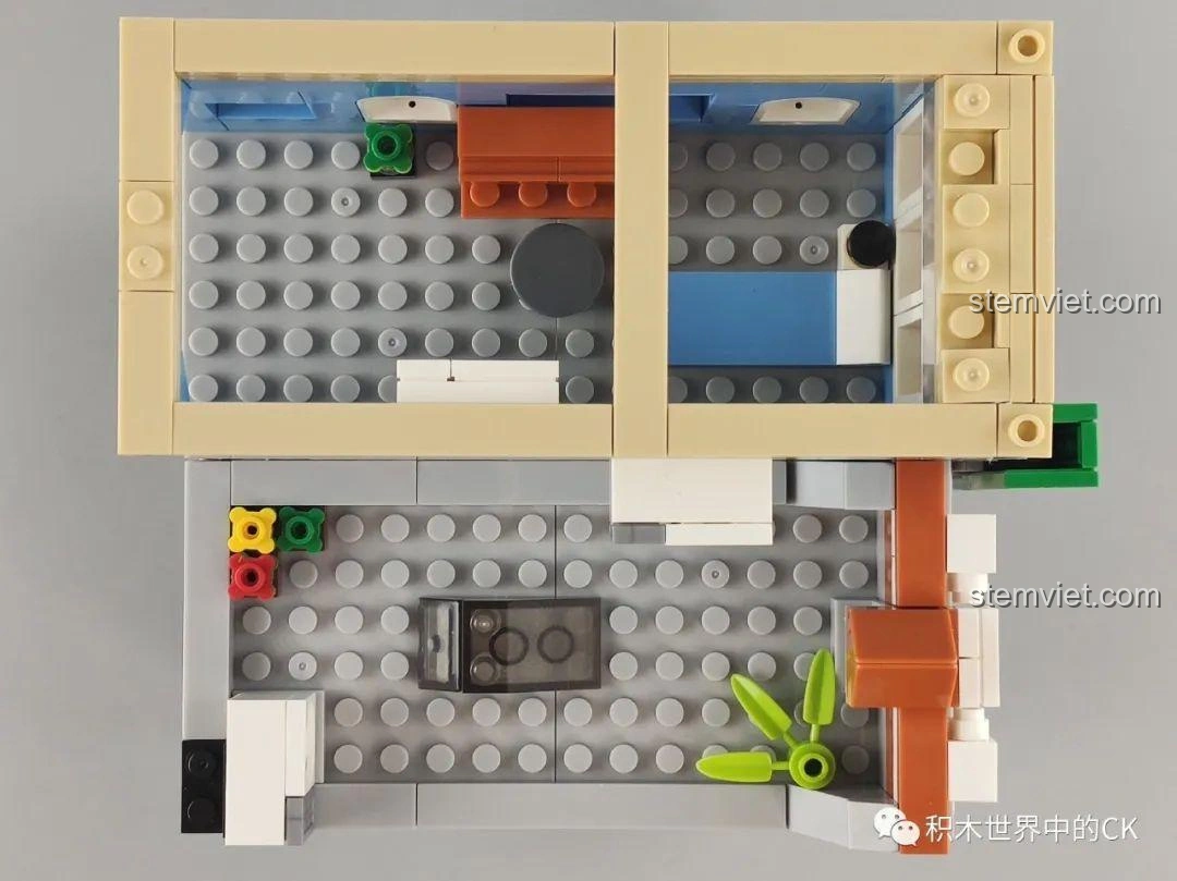 Mô hình hoàn chỉnh của bộ lắp ghép WOMA C0336 Phố Cổ Kiến Trúc Qilou Đường Văn Minh Số 8, với các minifigures.