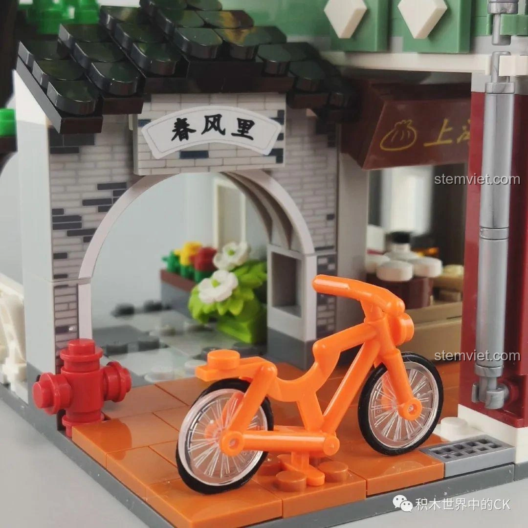 Mô hình hoàn chỉnh của bộ lắp ghép WOMA C0337 Phố Cổ Kiến Trúc Qilou Phố Xuân Phong, với các minifigures.