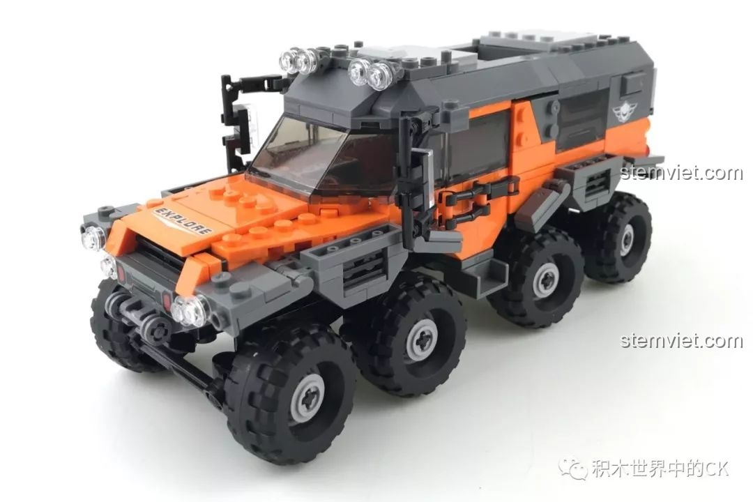 Mô hình Xe Địa Hình 8 Bánh Siberian Conqueror XB-03027 hoàn chỉnh với màu cam và đen nổi bật.