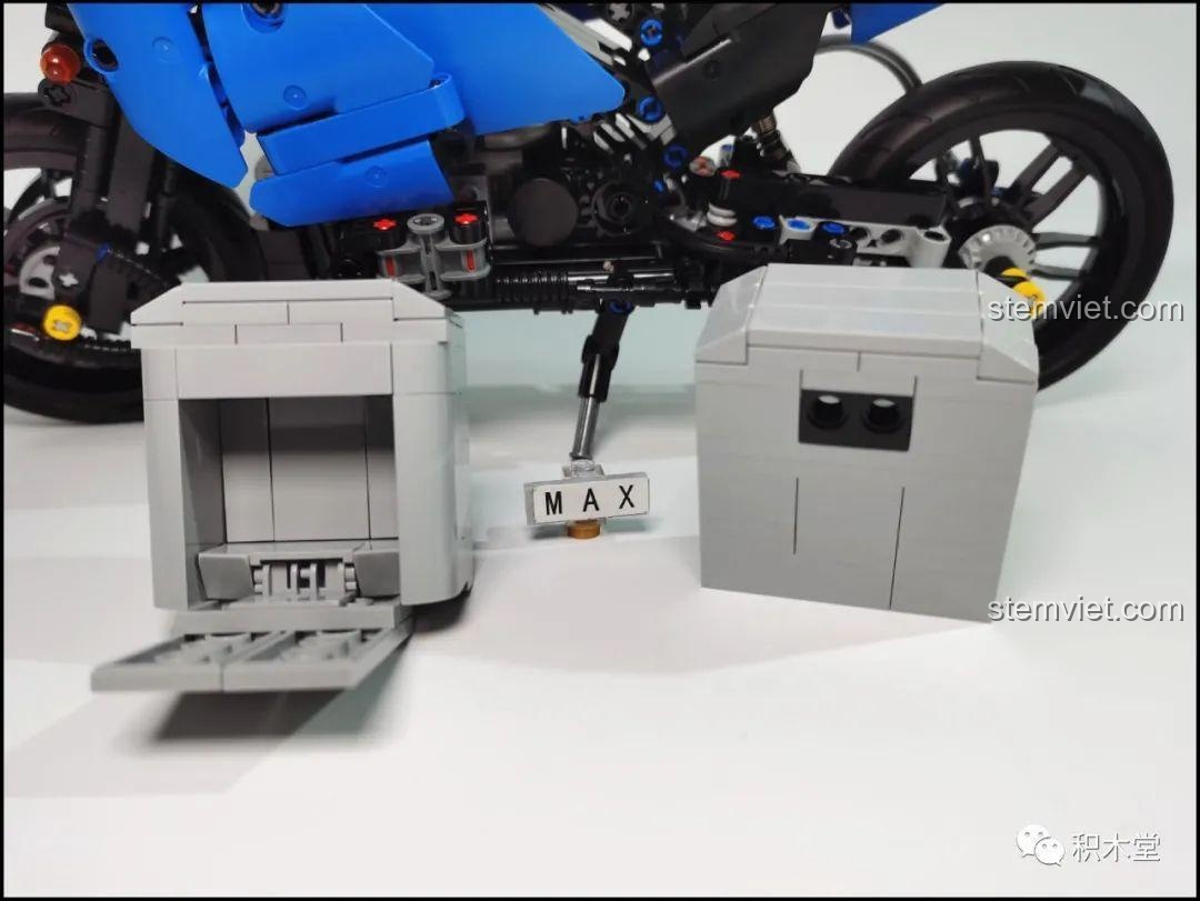 Mô hình hoàn chỉnh của bộ lắp ráp Leier 50008 Mô tô BMW R1200GS Rallye màu xanh dương và xám, với các thùng hành lý phía sau.