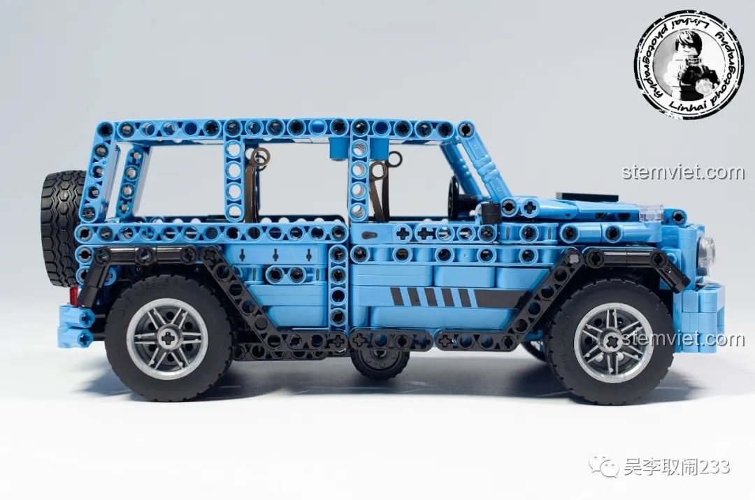 Mô hình Xe Mercedes G-Wagon biến hình FC9119 hoàn thiện nhìn từ bên hông, thể hiện chi tiết thiết kế.