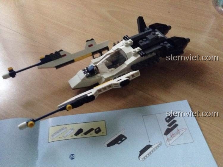 Mô hình hoàn thiện của bộ lắp ráp GUDI 8614 Chiến cơ Sư tử trắng, thiết kế mạnh mẽ, sẵn sàng cho các cuộc phiêu lưu không gian.