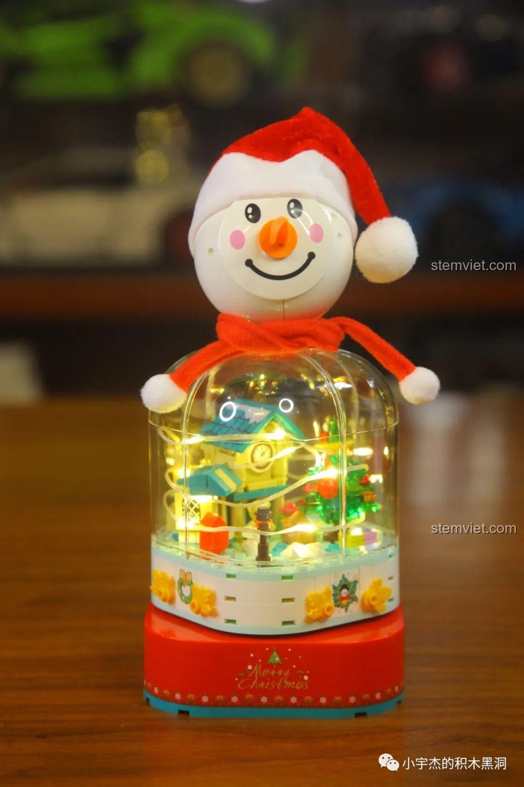 Mô hình Hộp Nhạc Giáng Sinh Người Tuyết Sembo 601162 hoàn thiện với mũ và khăn choàng, đèn sáng lung linh.