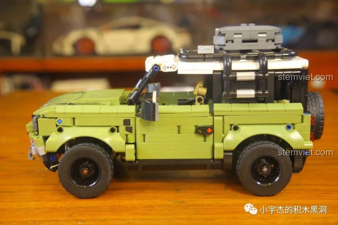 Mô hình Xe Land Rover Defender dã chiến 8605 đã hoàn thiện với bánh xe được lắp vào.