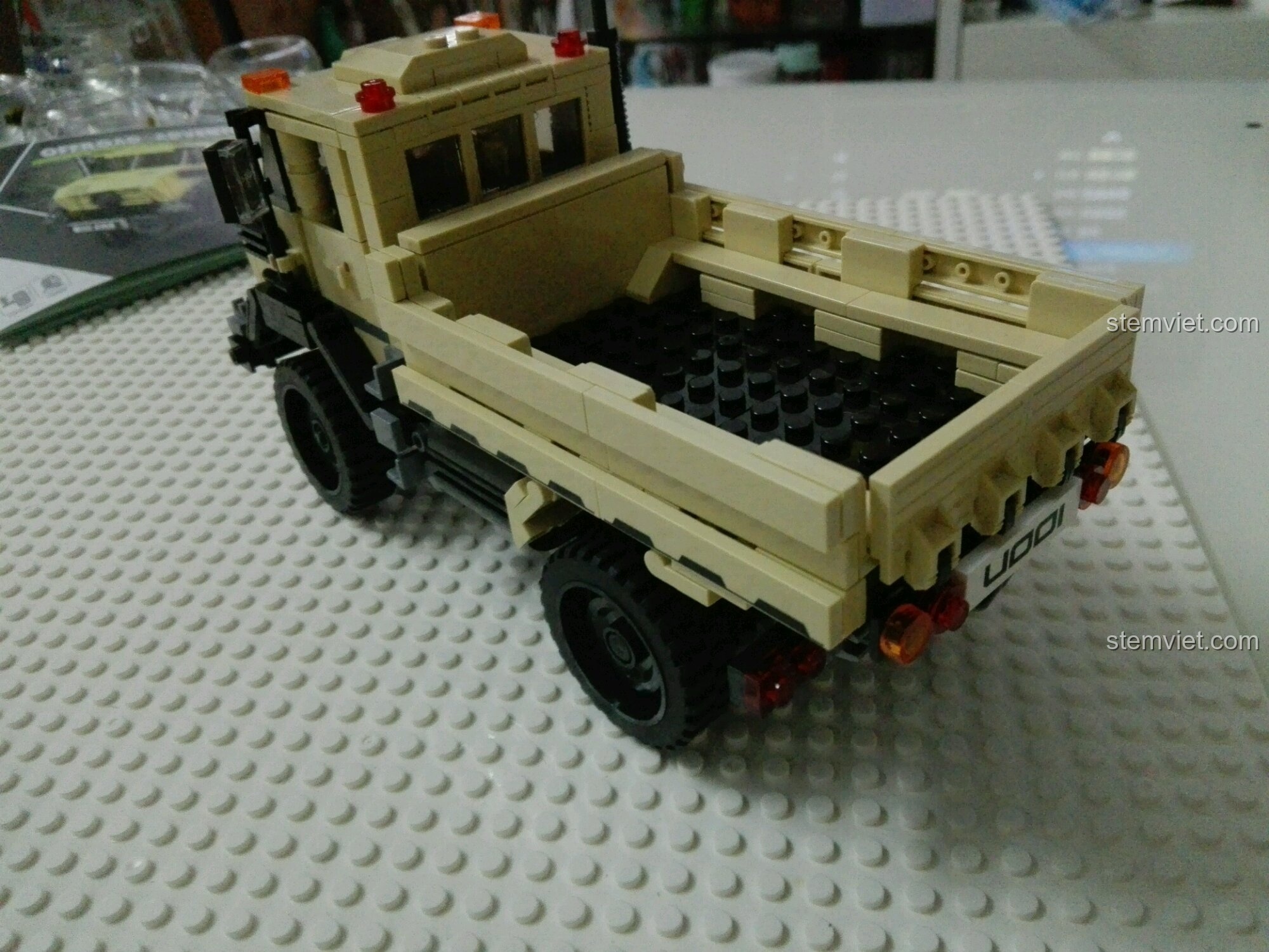 Một góc nhìn khác từ phía sau của mô hình xe tải Zetros Xingbao, làm nổi bật các chi tiết thiết kế.