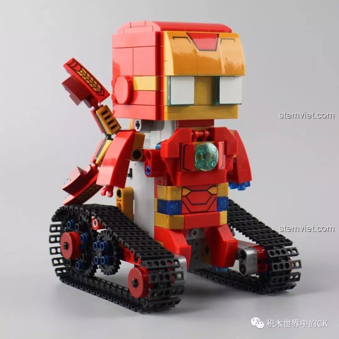 Mô hình Robot Iron Man 13038 hoàn chỉnh nhìn từ góc chéo, sẵn sàng để trưng bày hoặc vui chơi.