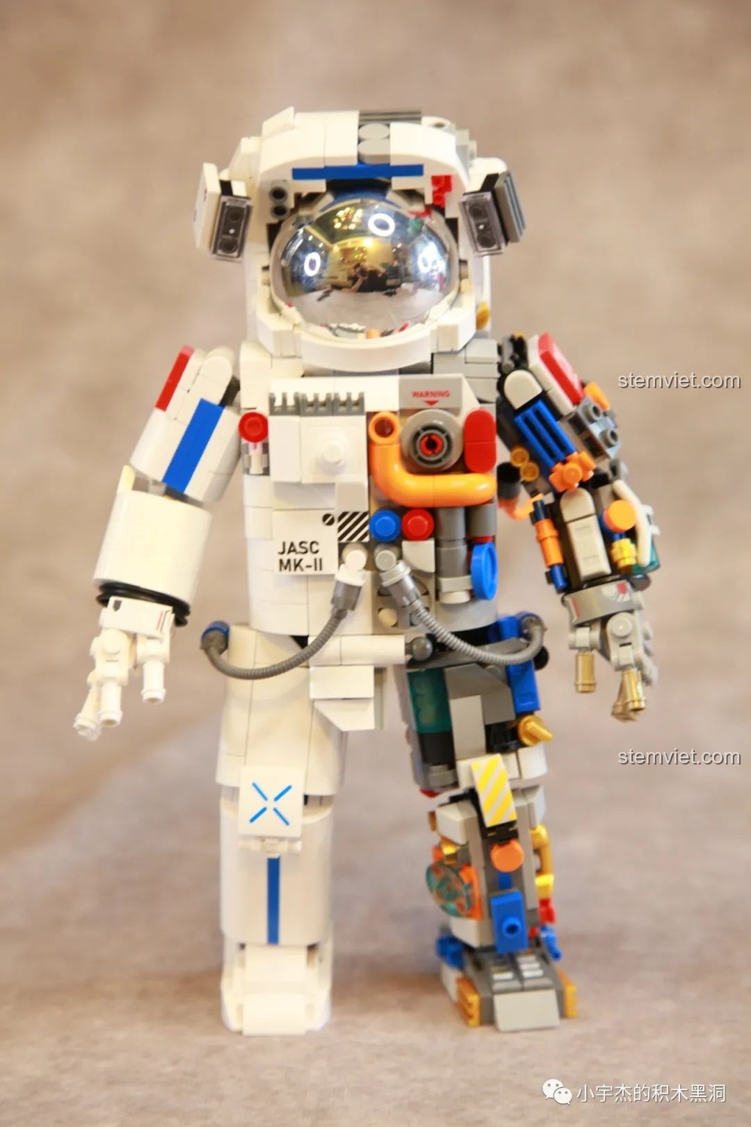 Mô hình Phi hành gia Kế hoạch Rạng Đông JK9106 hoàn chỉnh, nhìn từ phía trước.