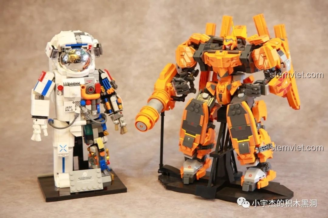 Mô hình Phi hành gia JK9106 hoàn chỉnh được đặt trên đế trưng bày, so sánh kích thước với mô hình khác.