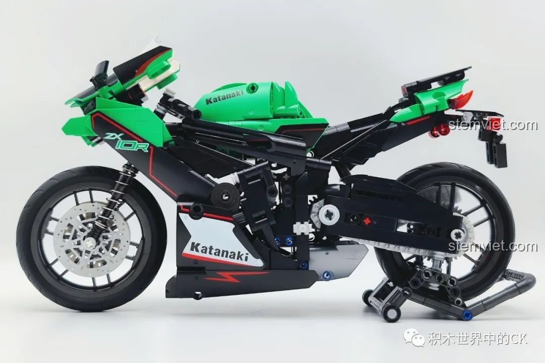 Mô hình JIESTAR 91023 Siêu mô tô Ninja ZX-10R với góc chụp ngang, khoe trọn thân xe dài và đẹp.