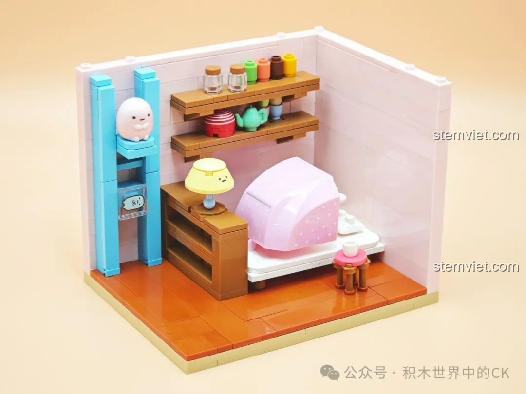 Mô hình hoàn chỉnh phòng ngủ ấm áp của Shirokuma từ bộ Keeppley K21207, với giường, đèn ngủ và kệ trang trí.