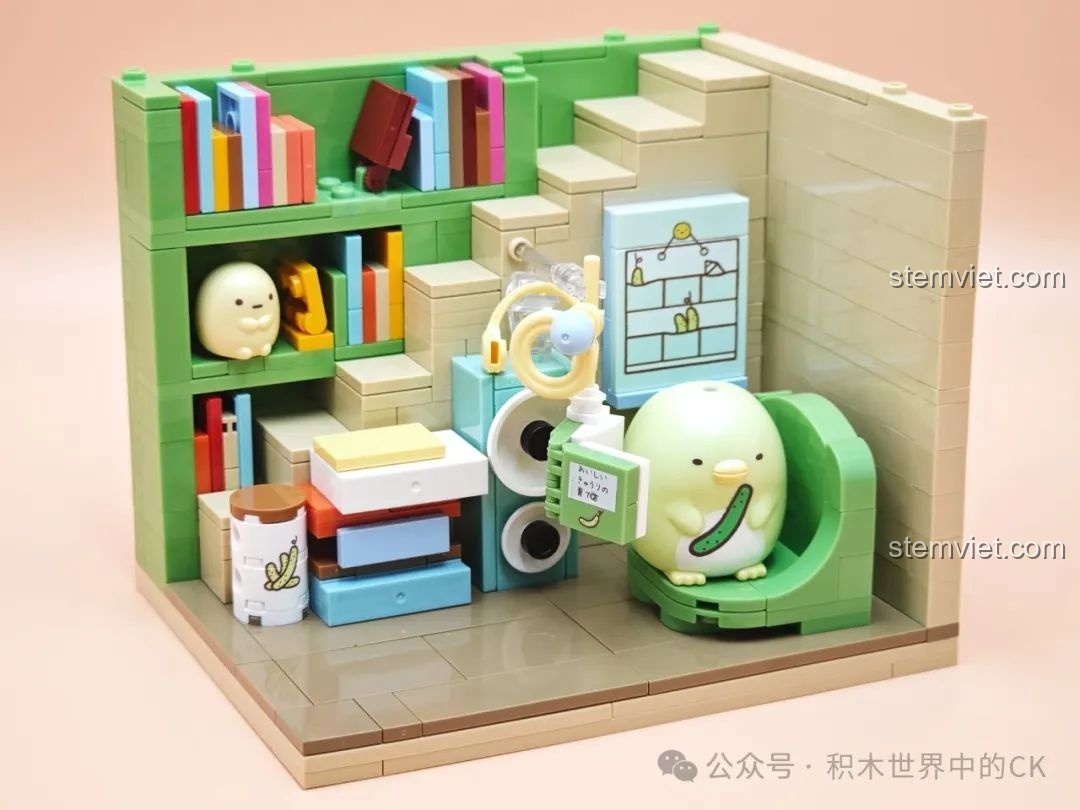 Mô hình hoàn chỉnh Góc Suy Tư của Penguin? từ bộ Keeppley K21208, với giá sách, loa, và nhân vật Penguin? đang ngồi.