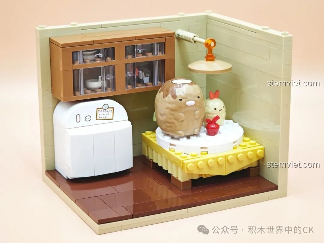 Mô hình hoàn chỉnh phòng bếp của Tonkatsu từ bộ Keeppley K21209, với tủ lạnh, tủ chén và bàn ăn.