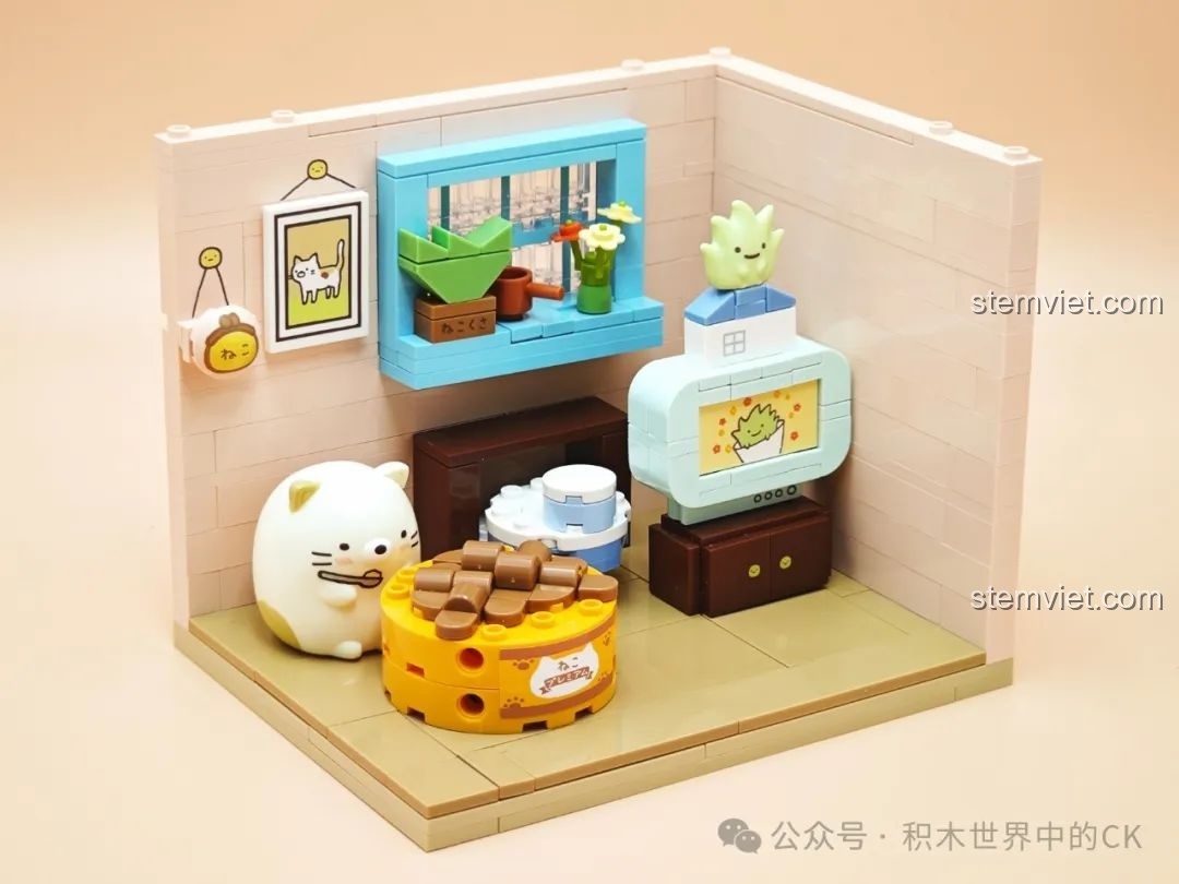 Mô hình hoàn chỉnh góc nhỏ của Neko từ bộ Keeppley K21210, với TV, cửa sổ và nhân vật Neko.