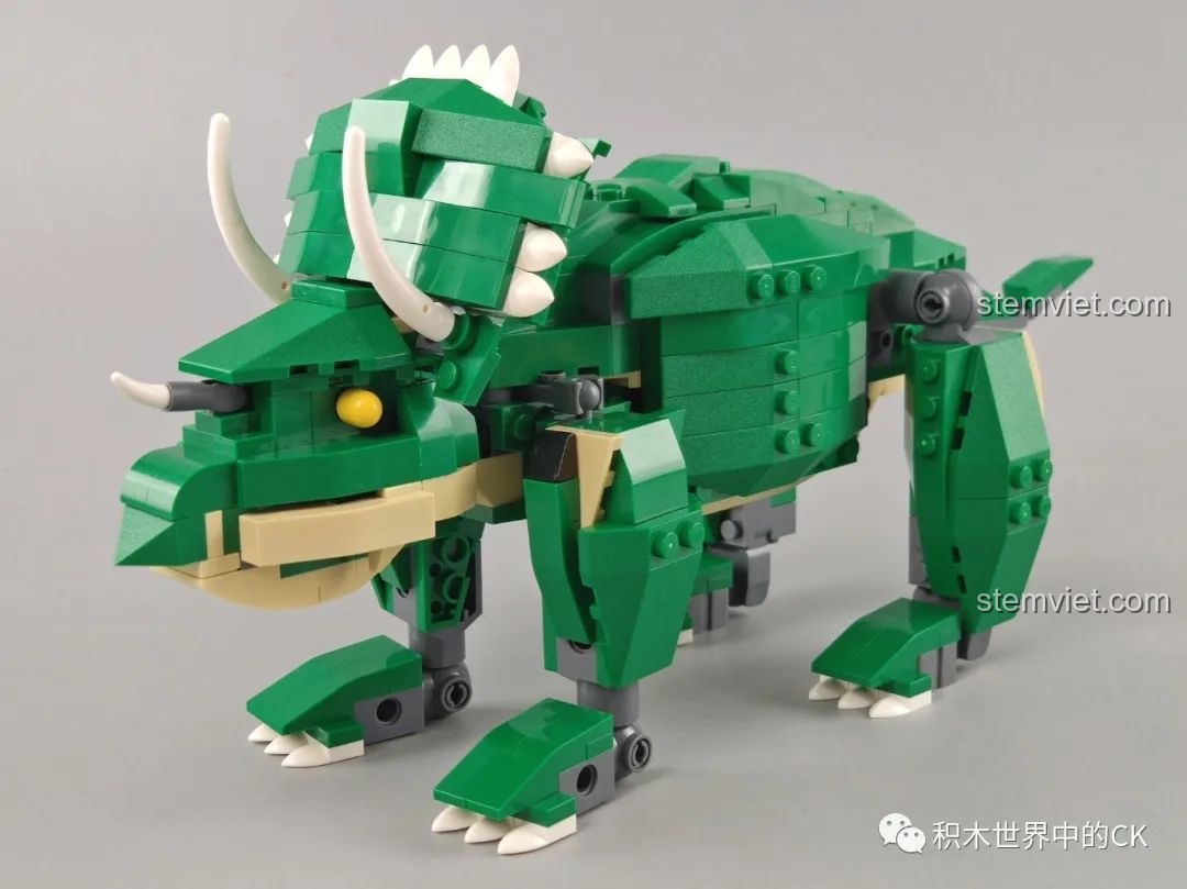 Mô hình khủng long ba sừng Triceratops hoàn chỉnh từ bộ GUDI 50102, nhìn từ góc nghiêng.