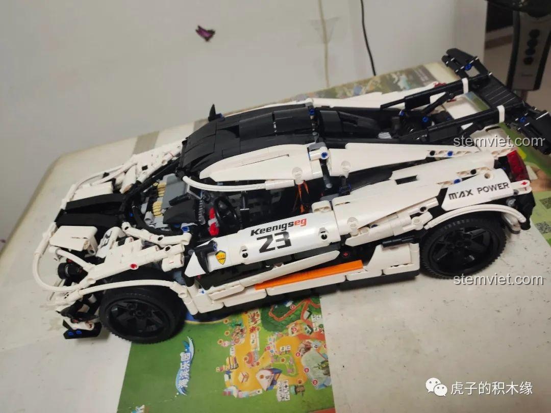 Mô hình Koenigsegg One:1 13120 siêu tiết kiệm đã hoàn thành, nhìn từ bên hông.