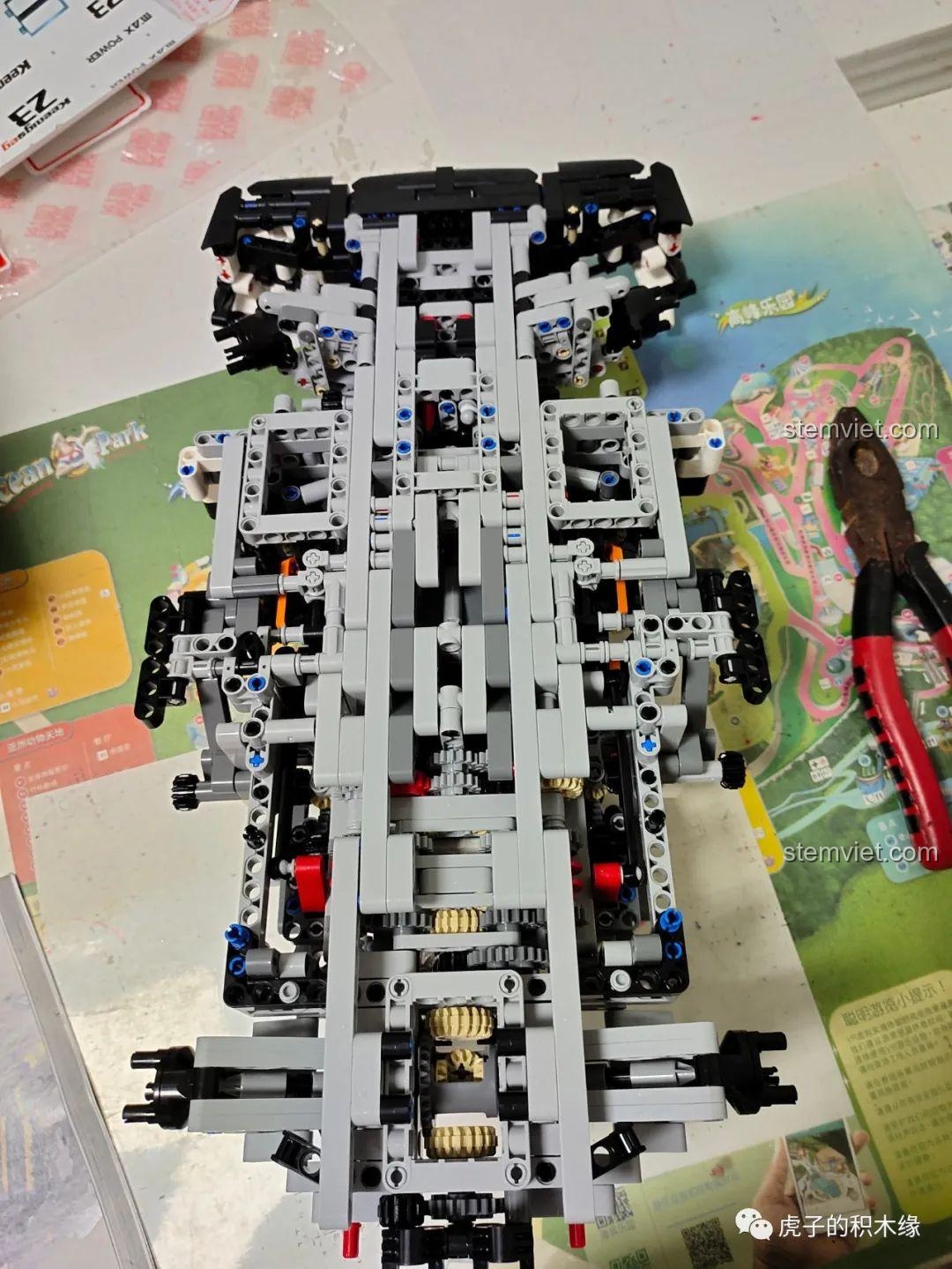 Hoàn thành giai đoạn 5 lắp ráp Mô hình Koenigsegg One:1 Mould King: ốp sườn.